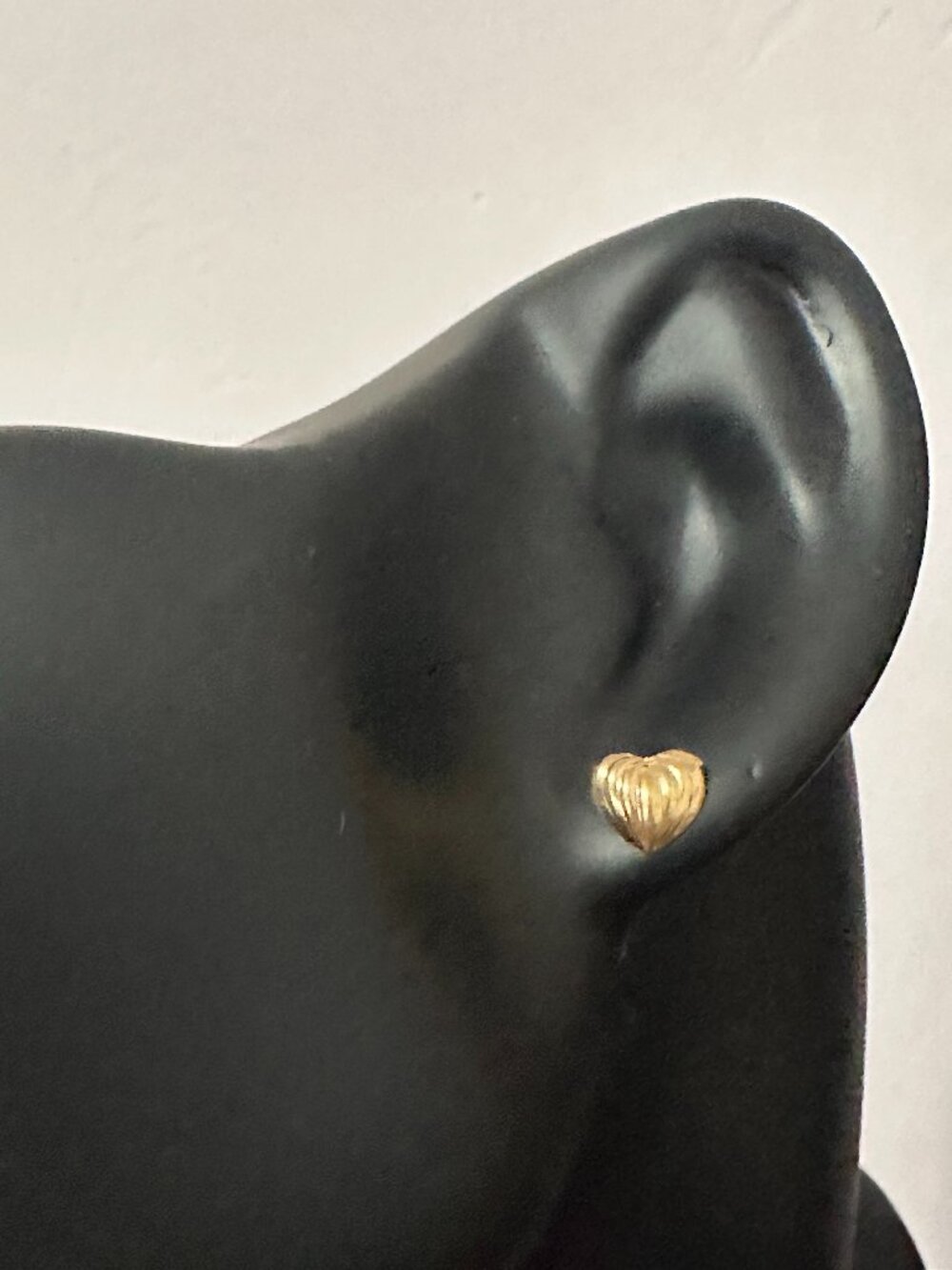 18K Gold Earrings Heart Stud Tiny 0.93 grams - Picture 13 of 14